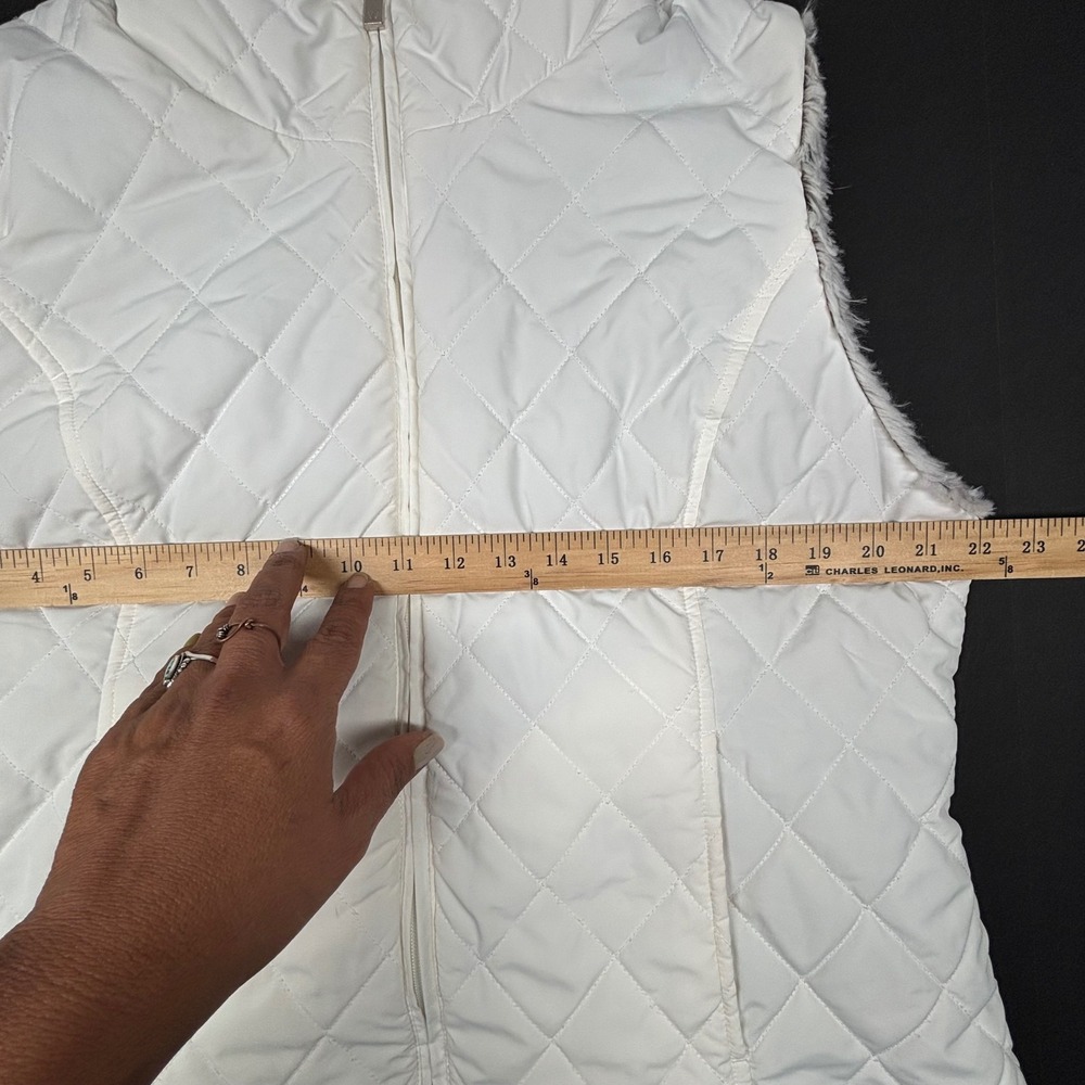 Women's SOFT Faux Fur Reversible Vest Quilted XL Gray White Zip Up Pockets EUC - Picture 4 of 9